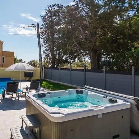 Villa Mattina, With Heated Pool And Jacuzzi *