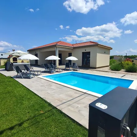 Mattina, With Heated Pool And Jacuzzi
