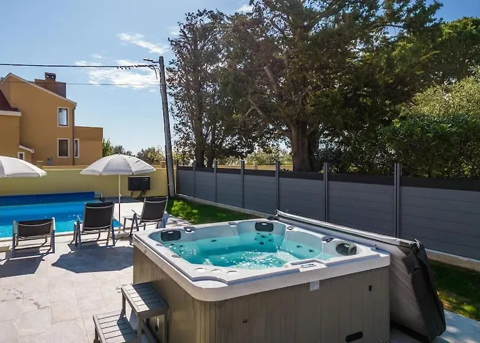 Villa Mattina, With Heated Pool And Jacuzzi *