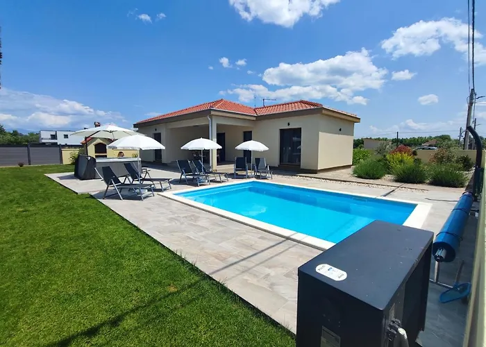 Mattina, With Heated Pool And Jacuzzi