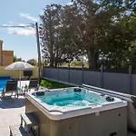 Villa Mattina, With Heated Pool And Jacuzzi *