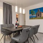 Villa Mattina, With Heated Pool And Jacuzzi