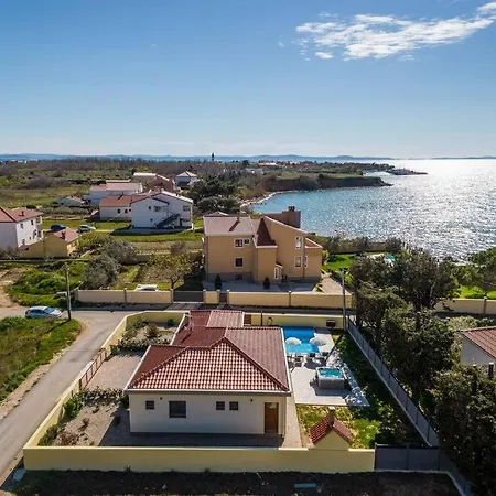Вилла Mattina, With Heated Pool And Jacuzzi Привлака