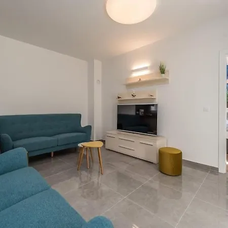 Villa Mattina, With Heated Pool And Jacuzzi