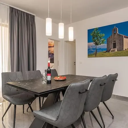 Villa Mattina, With Heated Pool And Jacuzzi