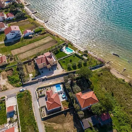 Вилла Mattina, With Heated Pool And Jacuzzi Привлака
