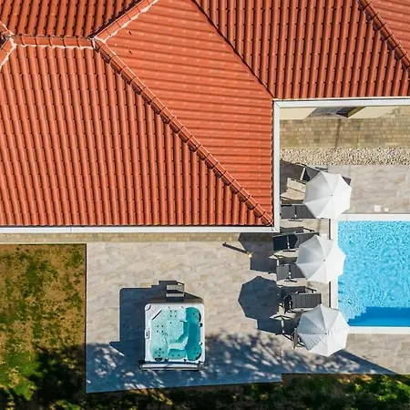 Villa Mattina, With Heated Pool And Jacuzzi *