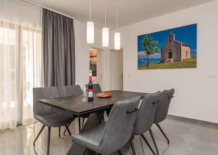 Villa Mattina, With Heated Pool And Jacuzzi